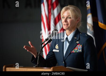 Brig. Le général Mary S. Decker, chef d'état-major du quartier général de la Force interarmées — Air, Garde nationale du Kentucky, s'adresse au public lors de sa cérémonie de promotion, 11 juin 2022, à la base de la Garde nationale aérienne du Kentucky, à Louisville, Ky. Decker a rejoint la Force aérienne en 1987 comme aviateur de base. Banque D'Images