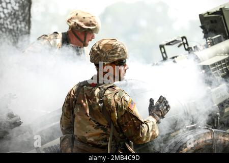 Les soldats de la Garde nationale de l'Arkansas de Charlie Battery, du 1st Bataillon, 206th Régiment d'artillerie de campagne, conduisent l'entraînement avec le Howitzer M777 pendant l'entraînement annuel sur le fort Chaffee 11 juin 2022. Banque D'Images