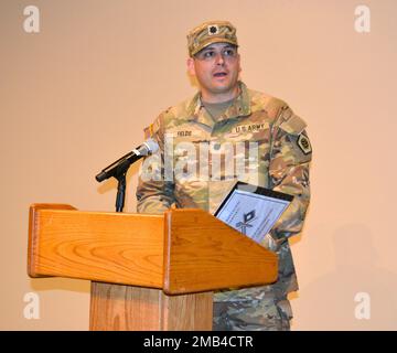 Le lieutenant-colonel Joshua M. Fields, originaire de Breese, dans l'Illinois, a pris le commandement du 98th signal Battalion, lors d'une cérémonie de changement de commandement à la Student Union Cooley Ballroom, sur le campus de l'Université de l'Arizona, où le colonel Eric L. Rahman, commandant de la 505th signal Brigade, Était présent pour transférer les couleurs de l'unité du lieutenant-colonel Carey M. McCroskey, commandant sortant, au lieutenant-colonel Fields, 11 juin 2022. L'ESB 98th effectue des opérations de signaux stratégiques pour permettre au commandement de mission des organisations communes et du ministère de la Défense d'envoyer des communications salvatrices dans leur empreinte. Banque D'Images