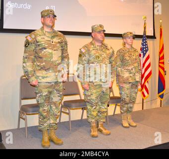 Le lieutenant-colonel Joshua M. Fields, un Breese, Illinois natif et commandant entrant du bataillon des transmissions 98th, le colonel Eric L. Rahman, commandant de la Brigade des transmissions 505th, Le lieutenant-colonel Carey M. McCroskey, commandant sortant, a participé à une cérémonie de passation de commandement à la salle de bal de l'Union étudiante de Cooley, sur le campus de l'Université de l'Arizona, à 11 juin 2022. L'ESB 98th effectue des opérations de signaux stratégiques pour permettre au commandement de mission des organisations communes et du ministère de la Défense d'envoyer des communications salvatrices dans leur empreinte. Banque D'Images