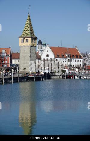 Port avec Mangturm, derrière les tours de la cathédrale et de l'église St. Stephan, Lindau am Lake Constance, Swabia, Bavière, Allemagne Banque D'Images