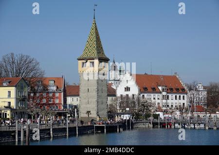 Port avec Mangturm, derrière les tours de la cathédrale et de l'église St. Stephan, Lindau am Lake Constance, Swabia, Bavière, Allemagne Banque D'Images