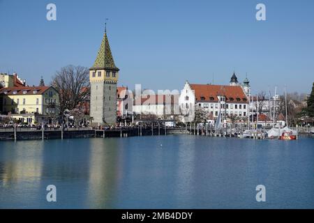 Port avec Mangturm, derrière les tours de la cathédrale et de l'église St. Stephan, Lindau am Lake Constance, Swabia, Bavière, Allemagne Banque D'Images