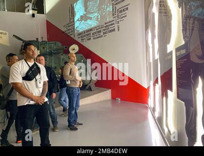 Des soldats de la Compagnie du quartier général et du quartier général, 12th Brigade de l'aviation de combat, commencent une visite audioguidée au Musée de la guerre de Bastogne, en Belgique, à 11 juin 2022. Le Musée de la guerre de Bastogne offre aux visiteurs le contexte, les causes, les événements et les conséquences de la Seconde Guerre mondiale à travers les voix de quatre personnages fictifs : un lieutenant allemand, un soldat américain, un jeune enseignant de l'école communale de Bastogne, et Emile Mostade, un garçon de 13 ans. 12 CAB est parmi d'autres unités assignées à V corps, le corps de déploiement avancé des États-Unis en Europe. Ils travaillent aux côtés des alliés de l'OTAN et de la SEC régionale Banque D'Images