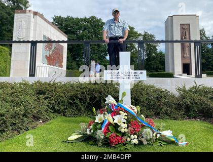 Un visiteur voit le cimetière derrière la tombe du général George S. Patton au cimetière et mémorial luxembourgeois américain de 11 juin 2022. Le groupe de 10 soldats du quartier général de la Compagnie, 12th Brigade de l'aviation de combat, a visité le cimetière et le monument commémoratif comme dernière étape d'un voyage de trois jours de développement professionnel des leaders (LPD) en Belgique et au Luxembourg, 9-11 juin 2022. 12 CAB est parmi d'autres unités assignées à V corps, le corps de déploiement avancé des États-Unis en Europe. Ils travaillent aux côtés des alliés de l'OTAN et des partenaires régionaux de sécurité pour fournir des forces prêtes au combat, exécuter des tr conjoints et multinationaux Banque D'Images