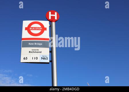 Londres, Royaume-Uni - 19 janvier 2023 : panneau au-dessus de la gare routière de Kew Bridge, Londres. Crédit: Sinai Noor/Alamy Banque D'Images