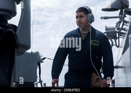 ÉTATS-UNIS Le Matelot de marine Sergio Torres est un guetteur à tribord à bord du porte-avions amphibie USS Tripoli (LHA 7), alors qu'il était en cours de route, 11 juin 2022. Le transporteur d'assaut amphibie USS Tripoli (LHA 7) effectue des opérations de routine au sein de la flotte US 7th. Banque D'Images