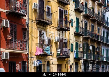 Façade d'un immeuble résidentiel à Palerme avec balcons et buanderie suspendue. Banque D'Images