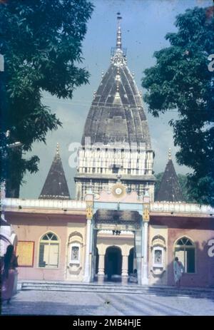 Le gigantesque temple de Raghunath possède sept hauts «shikharas», où chaque sanctuaire a son propre shikhar. À l'entrée même du temple, un portrait de Maharana Ranbir Singh et une image de Lord Hanuman exagèrent le site. Le sanctuaire centrals est dédié au Seigneur RAM / Raghunath, qui est la déité commandant. Le temple de Raghunath a été construit par le premier dirigeant de Dogra Maharaja Gulab Singh en l'an 1835. La déité qui préside est Rama, également connue sous le nom de Raghunath, un Avatar de Vishnu. Banque D'Images