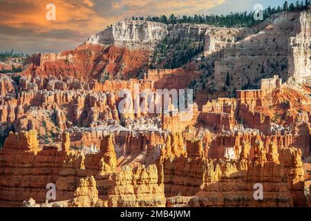 Formations rocheuses et hoodoos le soir, parc national de Bryce Canyon, Sunset point, Utah, États-Unis, Amérique du Nord Banque D'Images