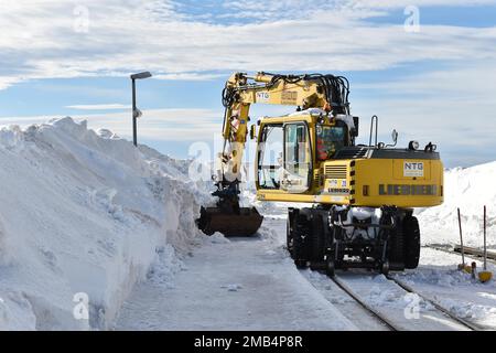 La pelle hydraulique bidirectionnelle libère les voies du chemin de fer à voie étroite de Harz de la neige sur le Brocken, Saxe-Anhalt, Allemagne Banque D'Images