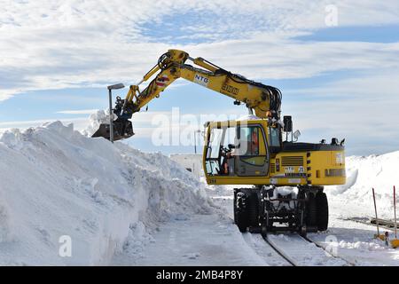 La pelle hydraulique bidirectionnelle libère les voies du chemin de fer à voie étroite de Harz de la neige sur le Brocken, Saxe-Anhalt, Allemagne Banque D'Images