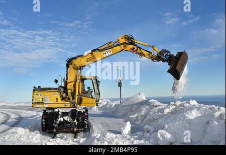 La pelle hydraulique bidirectionnelle libère les voies du chemin de fer à voie étroite de Harz de la neige sur le Brocken, Saxe-Anhalt, Allemagne Banque D'Images