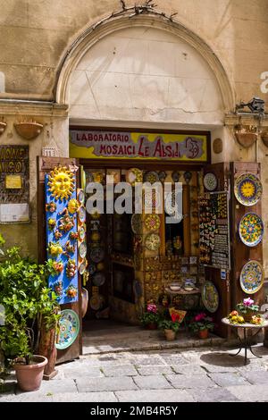 De nombreux souvenirs de poterie colorés sont proposés à la vente dans une boutique située dans les rues de Palerme. Banque D'Images