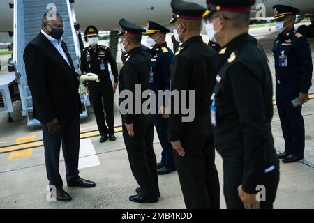 Le secrétaire à la Défense, Lloyd J. Austin III, arrive à Bangkok, en Thaïlande, au 12 juin 2022. Austin se rend dans le royaume pour des visites de ses homologues qui continuent de prendre des mesures importantes pour moderniser l'alliance américano-thaïlandaise et élargir la profondeur et l'étendue de notre coopération militaire (photo du DoD par Chad J. McNeeley). Banque D'Images