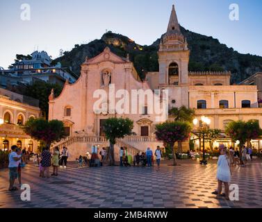 Eglise Chiesa di San Giuseppe, personnes se promenant sur la Piazza IX Aprile, Corso Umberto, crépuscule, Taormina, Sicile, Italie Banque D'Images