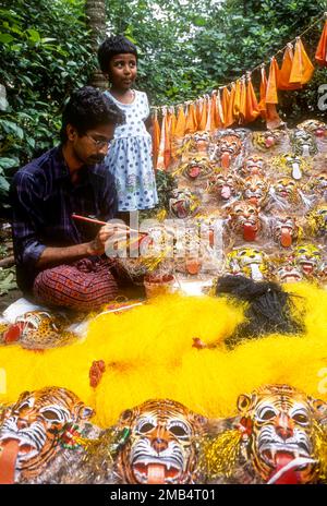 Fabrication du masque pulikali à Thrissur ou Trichur, Kerala, Inde, Asie Banque D'Images