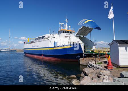 Ferry pour petites voitures à hayon ouvert dans le port, Oeland, Suède Banque D'Images