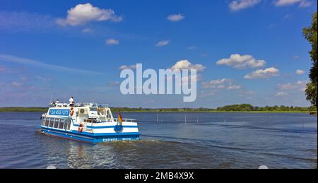 Neustrelitz, bateau d'excursion partant du port de la ville en direction de Zierker See, Allemagne Banque D'Images