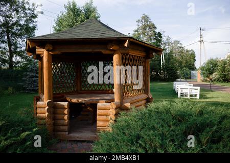 Pavillon de camping avec table de barbecue et banc pour pique-nique en plein air en été. Photo de haute qualité Banque D'Images