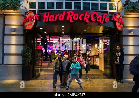 L'entrée du Hard Rock Cafe avec son enseigne au néon rouge à Piccadilly. LONDRES Angleterre Banque D'Images