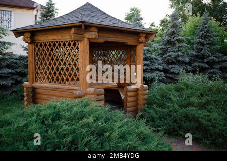 Pavillon de camping avec table de barbecue et banc pour pique-nique en plein air en été. Photo de haute qualité Banque D'Images