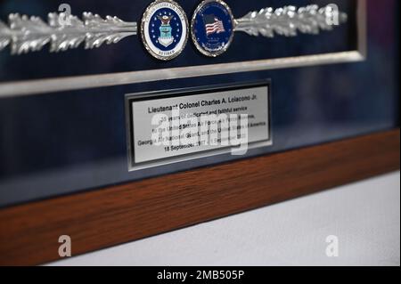 ÉTATS-UNIS Le lieutenant-colonel Charles Loiacono de la Force aérienne a reçu un cadeau lors de sa cérémonie de retraite tenue au 117th e Escadron de contrôle aérien de l'aérodrome de l'Armée de terre Hunter, Savannah (Géorgie) 12 juin 2022. Loiacono a été mis en service dans la Force aérienne en 2003 après avoir obtenu son diplôme de l'Académie des sciences et de l'armée à la base de la Garde nationale aérienne de McGhee-Tyson, Tennessee, et est devenu un directeur de la bataille aérienne peu après. Au cours de ses 35 années de service militaire, Loiacono a déployé 12 fois et a accumulé plus de 3 740 heures de vol dans le JSTARS E-8C, dont 1 927 heures sont des heures de vol de combat. Banque D'Images