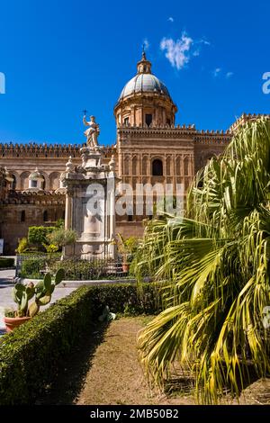 Partie de la cathédrale de Palerme, Basilique Cathédrale Metropolitana Primaziale della Santa Vergine Maria Assunta, entouré d'un parc. Banque D'Images