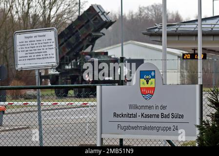 20 janvier 2023, Mecklembourg-Poméranie occidentale, Bad Sülze: L'entrée de la caserne de Recknitztal, qui abrite le groupe de missiles antiaériens 24, à gauche un plateau de lancement mobile du système de défense aérienne Patriot. Dans les prochains jours, le transfert des systèmes Patriot de Bad Sülze à la Pologne doit commencer. Au total, trois escadrons doivent assurer la protection des infrastructures essentielles de l'allié de l'OTAN près de la frontière avec l'Ukraine. Photo: Bernd Wüstneck/dpa Banque D'Images