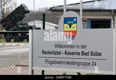 20 janvier 2023, Mecklembourg-Poméranie occidentale, Bad Sülze: L'entrée de la caserne de Recknitztal, qui abrite le groupe de missiles antiaériens 24, à gauche un plateau de lancement mobile du système de défense aérienne Patriot. Dans les prochains jours, le transfert des systèmes Patriot de Bad Sülze à la Pologne doit commencer. Au total, trois escadrons doivent assurer la protection des infrastructures essentielles de l'allié de l'OTAN près de la frontière avec l'Ukraine. Photo: Bernd Wüstneck/dpa Banque D'Images