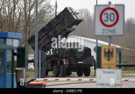 20 janvier 2023, Mecklembourg-Poméranie occidentale, Bad Sülze: L'entrée de la caserne de Recknitztal, qui abrite le groupe de missiles antiaériens 24, à gauche un plateau de lancement mobile du système de défense aérienne Patriot. Dans les prochains jours, le transfert des systèmes Patriot de Bad Sülze à la Pologne doit commencer. Au total, trois escadrons doivent assurer la protection des infrastructures essentielles de l'allié de l'OTAN près de la frontière avec l'Ukraine. Photo: Bernd Wüstneck/dpa Banque D'Images