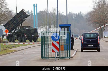 20 janvier 2023, Mecklembourg-Poméranie occidentale, Bad Sülze: L'entrée de la caserne de Recknitztal, qui abrite le groupe de missiles antiaériens 24, à gauche un plateau de lancement mobile du système de défense aérienne Patriot. Dans les prochains jours, le transfert des systèmes Patriot de Bad Sülze à la Pologne doit commencer. Au total, trois escadrons doivent assurer la protection des infrastructures essentielles de l'allié de l'OTAN près de la frontière avec l'Ukraine. Photo: Bernd Wüstneck/dpa Banque D'Images