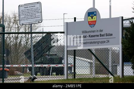 20 janvier 2023, Mecklembourg-Poméranie occidentale, Bad Sülze: L'entrée de la caserne de Recknitztal, qui abrite le groupe de missiles antiaériens 24, à gauche un plateau de lancement mobile du système de défense aérienne Patriot. Dans les prochains jours, le transfert des systèmes Patriot de Bad Sülze à la Pologne doit commencer. Au total, trois escadrons doivent assurer la protection des infrastructures essentielles de l'allié de l'OTAN près de la frontière avec l'Ukraine. Photo: Bernd Wüstneck/dpa Banque D'Images