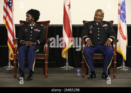 Colonel Malik J.E. Freeman, Garde nationale du district de Columbia, est promu au cours d'une cérémonie à 12 juin 2022, à Washington D.C. Le colonel Freeman est au service de l'Armée depuis 25 ans et occupe actuellement le poste de directeur de la logistique pour l'état-major interarmées, quartier général de la Force interarmées, District de la Garde nationale de Columbia Banque D'Images