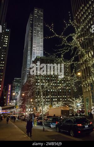 Éclairage de Noël de la 50th St à New York Banque D'Images