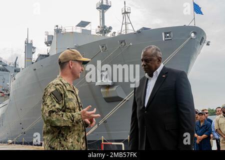 220612-N-HG389-0127 SINGAPOUR le sous-ministre Mark Melson, commandant, Groupe de logistique Pacifique Ouest/Force opérationnelle 73 (COMLOG WESTPAC/CTF 73) parle avec les États-Unis Le secrétaire à la Défense Lloyd Austin III lors de sa visite avec des membres du Service conjoint et des marins civils dans la région de Sembawang, à Singapour. COMLOG WESTPAC/CTF 73 est le États-Unis Première organisation de logistique mobile maritime de la Marine, qui soutient le secteur d'exploitation de la septième flotte. Situé en Asie du Sud-est, le COMLOG WESTPAC fournit des fournitures logistiques aux États-Unis Les unités de surface et les porte-avions déployés par la Marine dans le Pacifique occidental, ainsi que Regio Banque D'Images