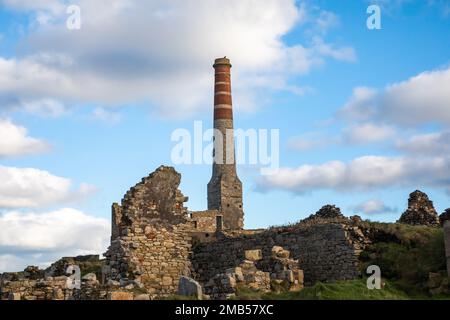 Ciel bleu au-dessus d'un Chimney à la mine Levant, dans les Cornouailles Banque D'Images