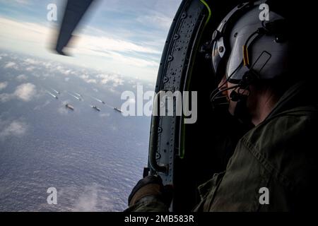 220612-N-DW158-1026 MARINE DES PHILIPPINES (12 juin 2022) Marine Air Crewman (hélicoptère) 1st classe James Griffin affecté au SSaberhawks of Helicopter Maritime Strike Squadron (HSM) 77, regarde le seul porte-avions de la Marine américaine déployé par l'avant USS Ronald Reagan (CVN 76), Et les groupes de grève des porteurs de l'USS Abraham Lincoln (CVN 72), se forment avec l'USS Tripoli (LHA 7) pendant le Valiant Shield 2022 (VS22). VS22 est un exercice biennal de formation sur le terrain (FTX) exclusivement aux États-Unis, axé sur l'intégration de la formation conjointe dans un environnement multidomaine. Cette formation renforce les compétences réelles en matière de maintien de j Banque D'Images