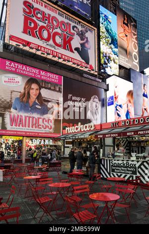 Vue nocturne d'une terrasse de bar vide à Times Square, New York Banque D'Images