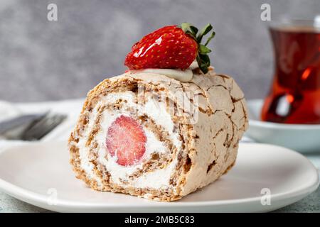 Gâteau aux fraises. Gâteau à la crème et aux fraises avec thé sur fond de pierre. gros plan Banque D'Images