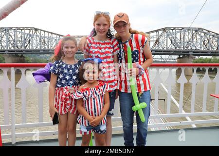 Peyton Riggs, Abby Campbell, Amelia Campbell et Aubrey Payne, les nièces du Sgt Darrin Payne, qui a été tué en 2003, posent pour une photo comme les familles Gold Star se sont rassemblées dans le nord du Kentucky pour la promenade annuelle en bateau sur la rivière Ohio 12 juin 2022 des services de sensibilisation des survivants. Banque D'Images