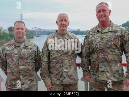 Le directeur de la Garde nationale de l'Armée, le lieutenant-général Jon A. Jensen (au centre) pose avec Brig. Le général Robert Larkin, Adjutant adjoint général-Kentucky (à droite) et le sergent-major de commandement de l'État Jesse Withers (à droite) pendant la campagne de sensibilisation des survivants des bateaux à aubes dans le nord du Kentucky. 12 juin 2022. Banque D'Images