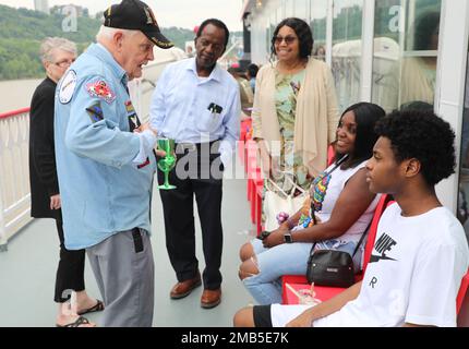 Carl New-Hensley et son épouse Mary, de Younstown, en Ohio, discutent avec Sonja McDaniel et sa famille lors de la promenade annuelle en bateau à aubes des services de sensibilisation des survivants sur la rivière Ohio 12 juin 2022. Les deux sont des familles Gold Star qui ont fait le voyage dans le nord du Kentucky pour la croisière annuelle sur l'Ohio. Carl a perdu son père lorsqu'il avait 6 ans et Sonja a perdu son mari, Mecolus McDaniel, qui est mort en Afghanistan en 2011. Banque D'Images