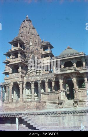 Célèbre cenotaphs royal, le Mandore Garden est situé à seulement 9 kilomètres de Jodhpur. Parc paysagé et pittoresque avec monuments de la tombe, un temple, des statues et les ruines de Mandore. charmante collection de temples et monuments commémoratifs, et ses terrasses de rochers. En 1427 Mandore sous le règne de Rao Rinmal Rathore. Banque D'Images