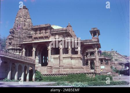 Célèbre cenotaphs royal, le Mandore Garden est situé à seulement 9 kilomètres de Jodhpur. Parc paysagé et pittoresque avec monuments de la tombe, un temple, des statues et les ruines de Mandore. charmante collection de temples et monuments commémoratifs, et ses terrasses de rochers. En 1427 Mandore sous le règne de Rao Rinmal Rathore. Banque D'Images