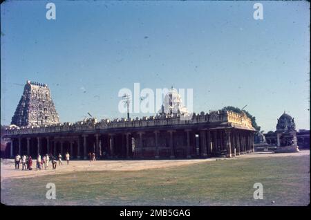 Le temple d'Ekambareswalar est un temple hindou dédié à la déité Shiva, situé dans la ville de Kanchipuram dans le Tamil Nadu, en Inde. Il est significatif pour la secte hindoue de Saivism comme l'un des temples associés aux cinq éléments, le Pancha Bhoota Stalas, et spécifiquement l'élément de la terre, Ou Prithvi.ce grand temple de Shiva, construit à l'origine par les Pallavas et plus tard amélioré par les rois de Chola et de Vijayanagara, a cinq Prakarams (enclos) et un hall de mille piliers. Les murs extérieurs massifs et les tours de passerelle (Gopuram) ont été construits par Krishna Deva Raya en 1509 après J.-C. Banque D'Images