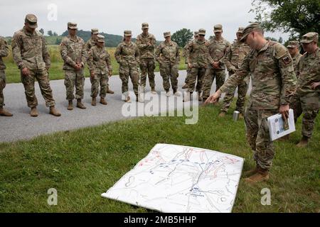 Sgt. 1st classe Aaron Heft, historien militaire du programme de développement des chefs des études sur le terrain de combat, Garde nationale de l'Armée, décrit la position de l'Artillerie de campagne de l'Union aux soldats du 3rd Bataillon, 112th Régiment d'artillerie de campagne (FAR), 44th équipe de combat de la Brigade d'infanterie (IBCT), Garde nationale de l'Armée du New Jersey (NJARNG), Le 1 jour de la bataille de Gettysburg, 12 juin 2022, parc militaire national de Gettysburg, Gettysburg, Pennsylvanie. Le bataillon du 3rd, 112th FAR, a effectué un tour d'état-major axé sur l'utilisation de l'artillerie de campagne pendant la guerre civile. Les tours du personnel ou les études sur le terrain de bataille sont effectués pour l'identification Banque D'Images