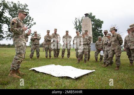 Sgt. 1st classe Aaron Heft, historien militaire du programme de développement des chefs d'études sur le terrain de combat, Garde nationale de l'Armée, décrit le champ de bataille de la position confédérée sur Oak Hill dans le parc militaire national de Gettysburg, 12 juin 2022, Gettysburg, Pennsylvanie. Le 3rd Bataillon, 112th Régiment d'artillerie de campagne (FAR), 44th équipe de combat de la Brigade d'infanterie (IBCT), Garde nationale de l'Armée du New Jersey (NJARNG), a effectué un tour d'état-major axé sur l'utilisation de l'artillerie de campagne pendant la guerre civile. Des manèges ou des études sur les champs de bataille sont menés pour identifier les leçons tirées des batailles historiques. Banque D'Images