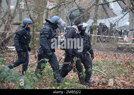 20 janvier 2023, Hessen, Francfort-sur-le-main: Les derniers activistes sont emmenés par des policiers dans la forêt de Fechenheimer. Ils voulaient empêcher la coupe des arbres situés là-bas en préparation à la construction d'un tunnel. Photo: Helmut Fricke/dpa Banque D'Images