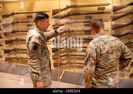 Sgt. 1st classe Aaron Heft, historien militaire du programme de développement des chefs d'études sur le terrain du combat, Garde nationale de l'Armée, s'entretient avec les États-Unis Le capitaine de la Garde nationale de l'armée, Clinton Bradley, Bravo Battery, 3rd Bataillon, 112th Field Artilley Regiment (FAR), 44th Infantry Brigade combat Team (IBCT), Garde nationale de l'armée du New Jersey (NJARNG), sur les différents types de fusils utilisés pendant la guerre civile, 12 juin 2022, Gettysburg National Military Park Visitors Centre, Gettysburg, Pennsylvanie. Le bataillon du 3rd, 112th FAR, a effectué un tour d'état-major axé sur l'utilisation de l'artillerie de campagne pendant la guerre civile. RI. Du personnel Banque D'Images